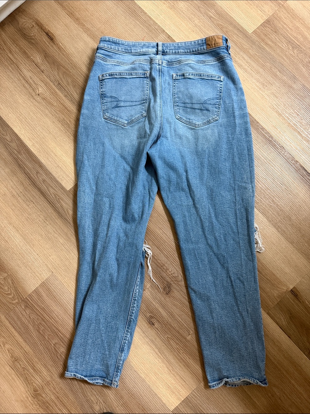 American Eagle Distressed Mom Jean Strigid Denim Size 14 - Picture 6 of 6